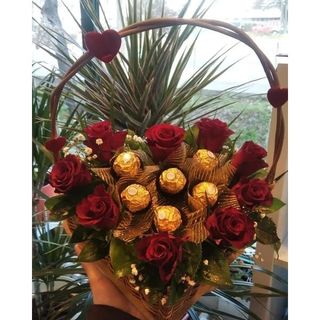 Aranžman sa ružama i Ferrerom