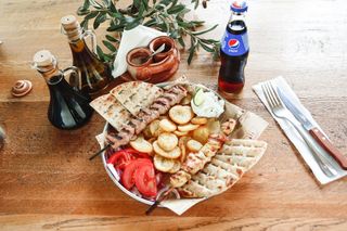 MENIU MARE SOUVLAKI MIXT SI BAUTURA RACORITOARE