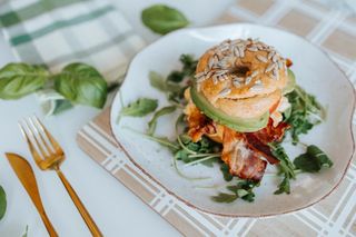Keto bajgiel z jajecznicą i bekonem