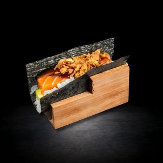 115. Temaki De Salmó Amb Alvocat I Ceba Fregida (1 Ud.)