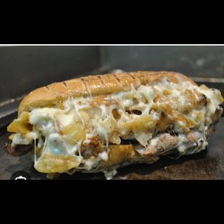 Panino con cheese stick e patatine