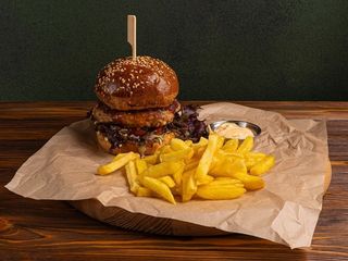 Бургер Чікен Каррі з курячою котлетою, карамелізованою цибулею та соусом каррі (380/120/30g)