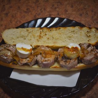 B. De Solomillo De Cerdo Cebolla Caramelizada Y Queso De Cabra (Pequeño)