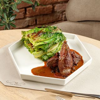 Mușchiuleț de mistreț cu sos de piper verde și afine