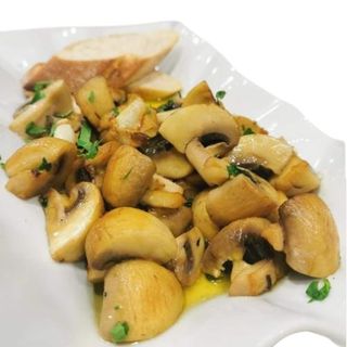 Champiñones al ajillo
