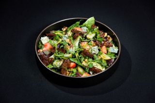 Salata de vita cu gorgonzola si nuci