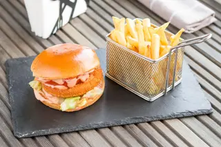 Burger de pui cu cartofi pai