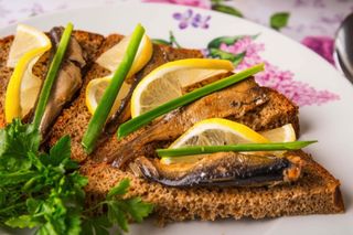 Бутерброды со шпротами и лимоном