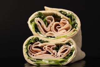 Tacchino, squacquerone, zucchine grigliate e insalata