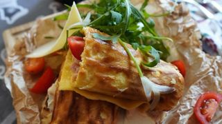 ომლეტი როლი ლორით