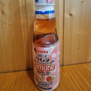 Refresco Japonés De Fresa Con Gas