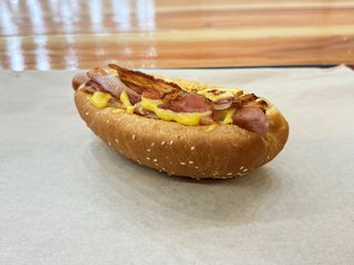 ჰოთ-დოგი ყველის სოუსით და ბეკონით