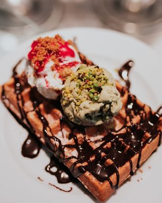 Waffle Frutas com Duas Bola de Gelado