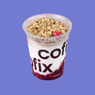 Jogurt z granolą i wiśniami