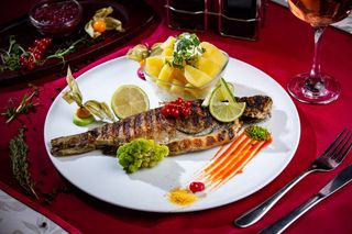 Pastrav la gratar cu mamaliguta si mujdei