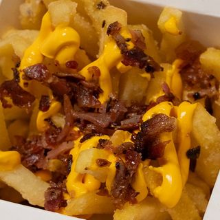 Patate fritte cheddar e bacon
