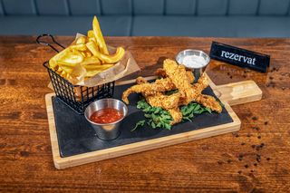 Chicken fingers cu cartofi prajiti