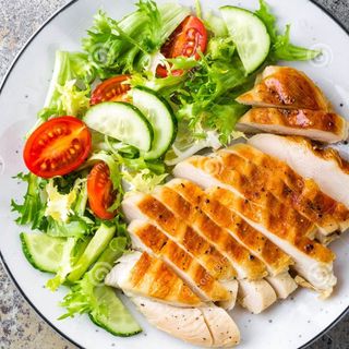 Pechuga de pollo a la plancia con ensalada