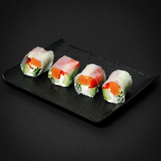 Սփրինգ ռոլլ սաղմոնով