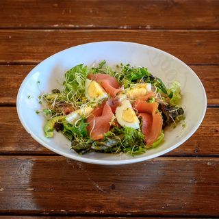 Салата с пушена сьомга (350г)