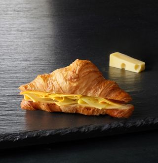 კრუასანი ყველით