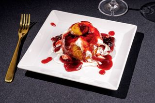 Papanași cu dulceață și sos de smântână