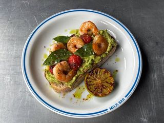 Awokado tost z krewetkami (200g)