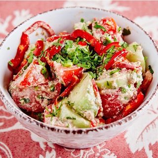 კიტრი-პომიდვრის სალათი ნიგვზით