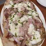 Pinsa de mortadella y burrata