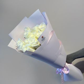 11 белых метровых роз с оформлением 