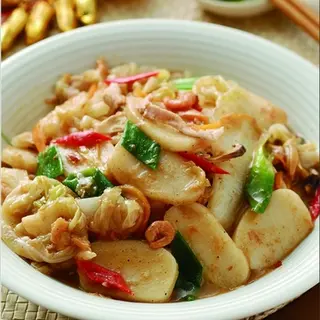 Gnocchi di riso con gamberi, verdure e uovo strapazzato 虾仁炒年糕