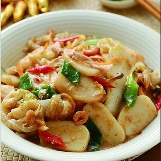 Gnocchi di riso con gamberi, verdure e uovo strapazzato 虾仁炒年糕