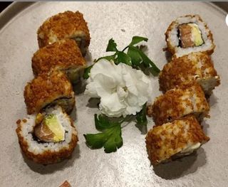 Uramaki Tradicional Con Cebolla Frita (8 Pzs.)