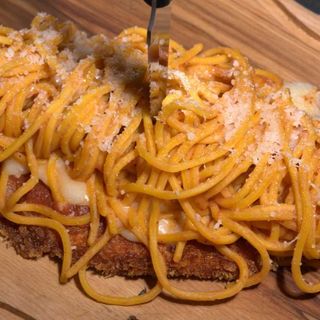 Snitel de Pui cu Parmezan si Paste cu Sos Rosu