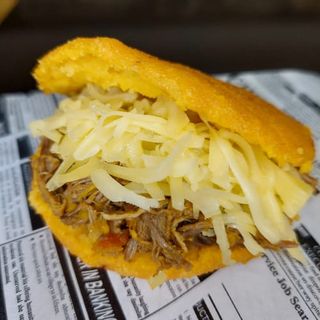 Arepa de carne desmechada y queso gouda (1 ud.)