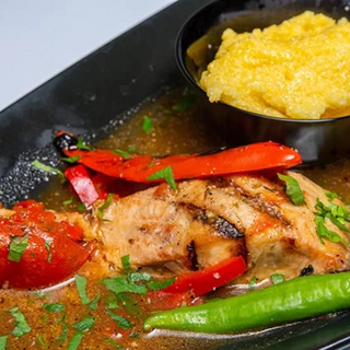 File de crap, sos de saramura la gratar, mamaliga si ardei iuti