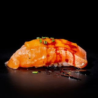 150. Nigiri salmone e formaggio