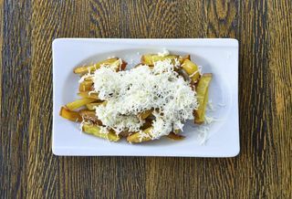 Пържени пресни картофи със сирене (350г)