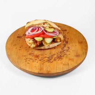 Rolovani pileći ražnjići u somunu 150 gr