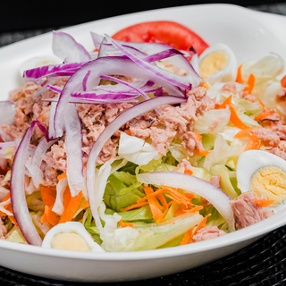 1. Ensalada De Lechuga, Tomate, Cebolla, Zanahoria, Pepinillo, Huevo Y Atún