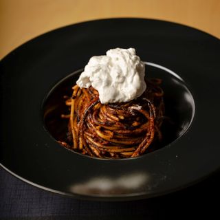 Assassina classica con stracciatella e polvere di olive nere