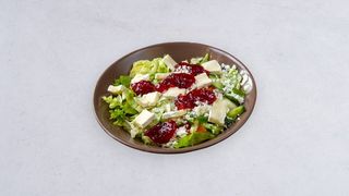 Sałatka z serem camembert i żurawiną