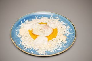 Mămăliguţă cu ou, brânză şi smântână