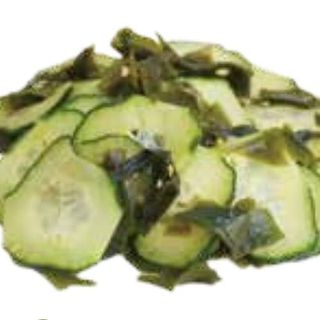 Ensalada, pepino y algas