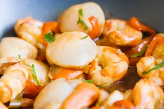 Vieira salteada con langostinos
