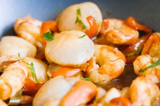Vieira salteada con langostinos