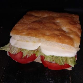 Pizzetta con pomodoro e mozzarella