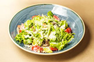 Salată caldă cu file de vițel 