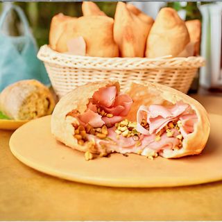 Panzerotto Fritto con Mortadella e Pistacchio