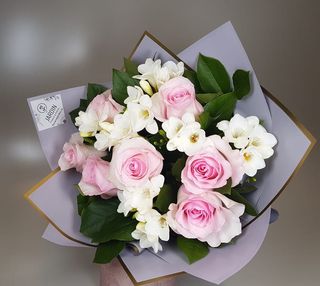 Buchet trandafiri roz si frezii